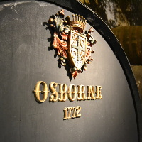 The Osborne Family Foto de una bota del marco de jerez con el escudo de la familia Osborne desde 1772, es una bota de capacidad de 2.300 L de nuestra Bodega de Mora en El Puerto de Santa María