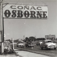 Por todo el mundo Foto de una valla publicitaria de coñac Osborne en La Habana