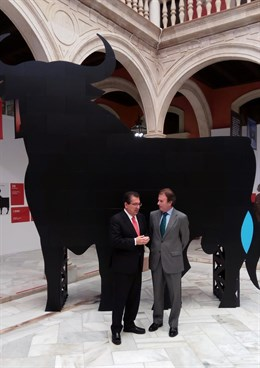 Inauguración de la exposición itinerante de Toro Gallery en la sede de la Fundación Cajasol de Sevilla. Aparece en la imagen nuestro consejero delegado, Ignacio Osborne y el presidente de la Fundacion Cajasol. 