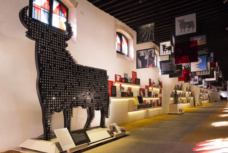 Espacio Toro Gallery: Aparece el Toro que hicimos en colaboración con Swarovski, donde nosotros proporcionamos nuestra silueta del toro y ellos sus famosos Elements. 