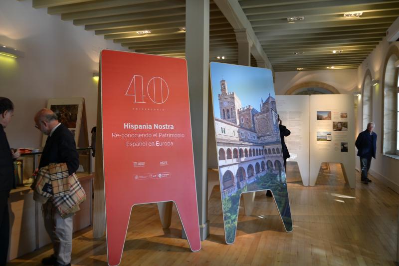 Inauguración de la Exposición Hispania Nostra; Re-Conociendo el Patrimonio Español en Europa. Aparece en la imagen, los distintos paneles exponiendo los premios de patrimonio de otros años, incluyendo el nuestro de este año al Toro de Osborne. 