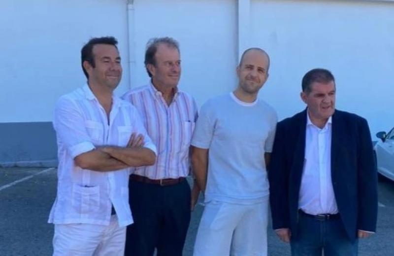 Ivan LLanza (Dtor de la Fundación Osborne), Ignacio Osborne (Presidente de Osborne), Miguel Camacho (Artista creador del mural) y Gilberto Domínguez (Alcalde de Jabugo)