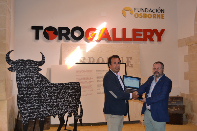 Momento en el que se lleva a cabo la donación de los ordenadores. Aparece Lorenzo Rus, Director de fundación SAFA San Luis junto con nuestro Director de Comunicación, Ivan Llanza en nuestro espacio cultural Toro Gallery. 