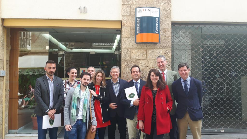 Foto de grupo de todos los que forman parte del proyecto Inconformistas, tanto representantes de la UCA como los de la Fundación Osborne