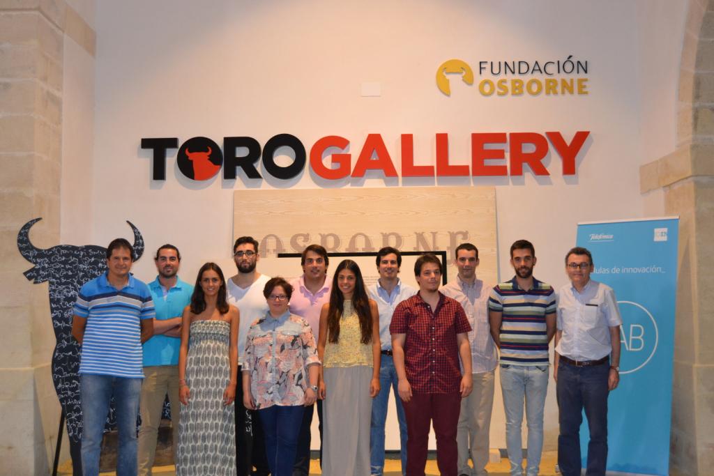 Foto de grupo de los alumnos y sus tutores en Toro Gallery, en El Puerto de Santa María