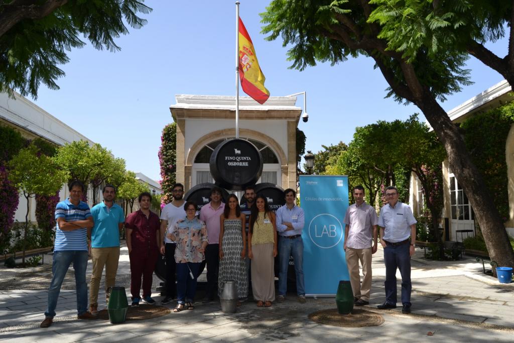 Foto de grupo de los alumnos y sus tutores en la entrada de la Bodega de Mora, en El Puerto de Santa María