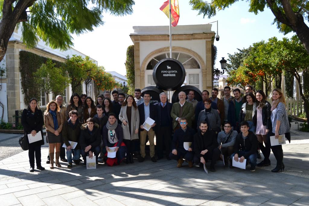 Foto de grupo de todos los participantes del Proyecto en nuestra Bodega de El Puerto de Santa María; aparecen alumnos y familiares, profesores, Ayuntamiento, etc…