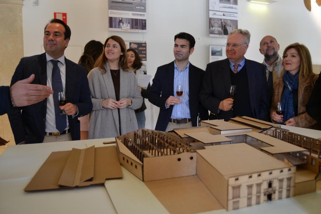 Aparece un alumno de Arquitectura presentando la maqueta de su proyecto, al presidente de la Fundación y a los medios de comunicación entre otros