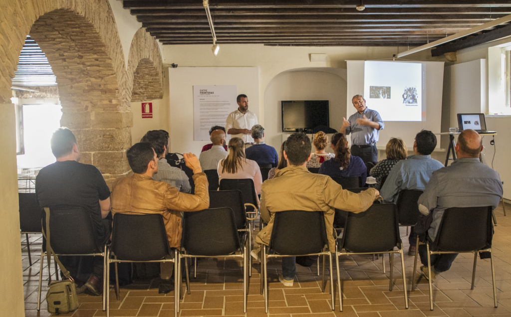 Alumnos de la UCA asistiendo a un workshop impartido por un profesional.