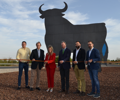 Ivan Rodrigo, Teniente Alcalde de Tomelloso, Ignacio Osborne, Presidente de Osborne, Inmaculada Jiménez, Alcaldesa de Tomelloso, Fernando Terry, CEO de Osborne, Álvaro Rubio, Concejal de Agricultura y Raúl Zatón, Concejal de Turismo.