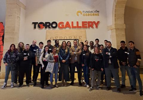 Alumnos de la X Edición junto al Director de la Fundación Osborne y Begoña Arana, de Nuevo Hogar Betania