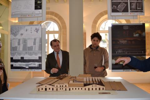 Aparece una maqueta de uno de los alumnos de la universidad de Sevilla en la exposición del proyecto Nuevos Usos, Bodegas Centenarias. Junto a la maqueta y las infografías se encuentra Javier Ollero, propietario del Estudio Ollero, que es el que se ha encargado de realizar la reforma de la nueva sede de nuestra bodega de El Puerto de Santa María.