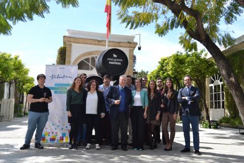 Foto de los 10 alumnos el día de la presentación del Proyecto de Telefonica