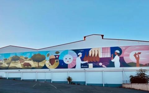 Inaugurado el Jabugo el gran mural de Fundación Osborne y el Ayuntamiento de Jabugo sobre la dehesa y la elaboración del jamón ibérico