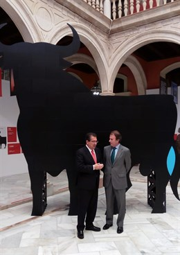 Inauguración de la exposición itinerante de Toro Gallery en la sede de la Fundación Cajasol de Sevilla. Aparece en la imagen nuestro consejero delegado, Ignacio Osborne y el presidente de la Fundacion Cajasol.